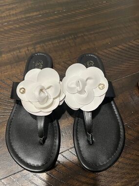 GBG Los Angeles Black Sandals with White Flower Embellishments